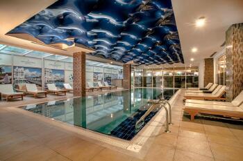 dream-world-resort-indoor-pool