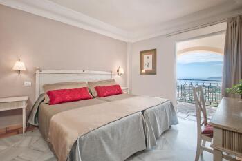 hotel-las-aguilas-premium-suite-schlafzimmer-5.etage-meerblick